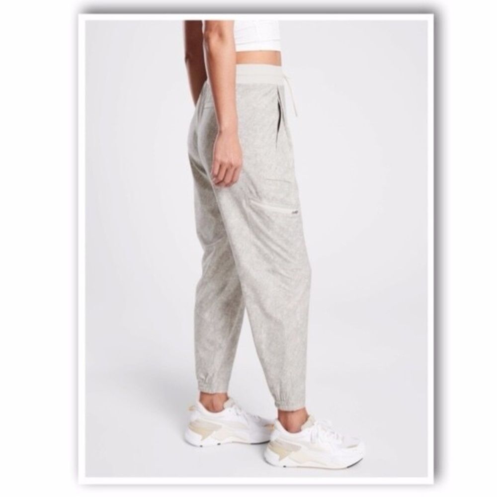 ATHLETA Venture Printed Pant Size 6 Snakeskin Jogger Travel Activewear - Picture 2 of 10